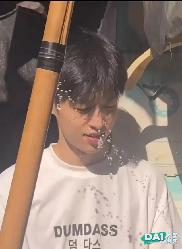 长得帅的男孩子吃西瓜都这么可爱 长得帅的男孩子吃西瓜都这么可爱
