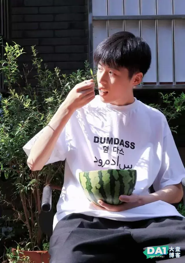 长得帅的男孩子吃西瓜都这么可爱 长得帅的男孩子吃西瓜都这么可爱
