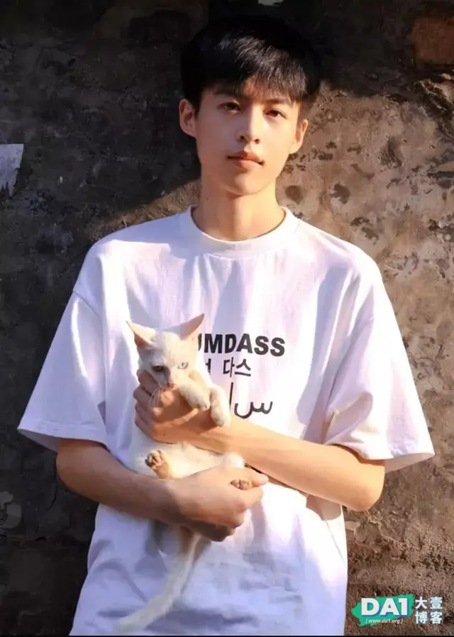 长得帅的男孩子吃西瓜都这么可爱 长得帅的男孩子吃西瓜都这么可爱