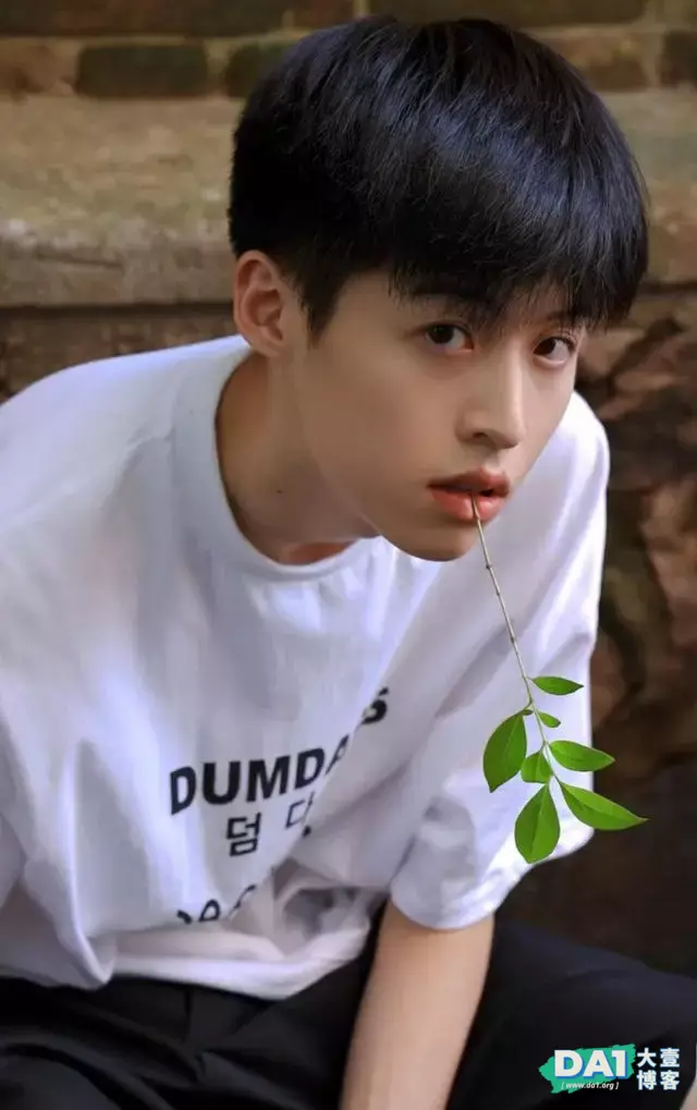 长得帅的男孩子吃西瓜都这么可爱 长得帅的男孩子吃西瓜都这么可爱