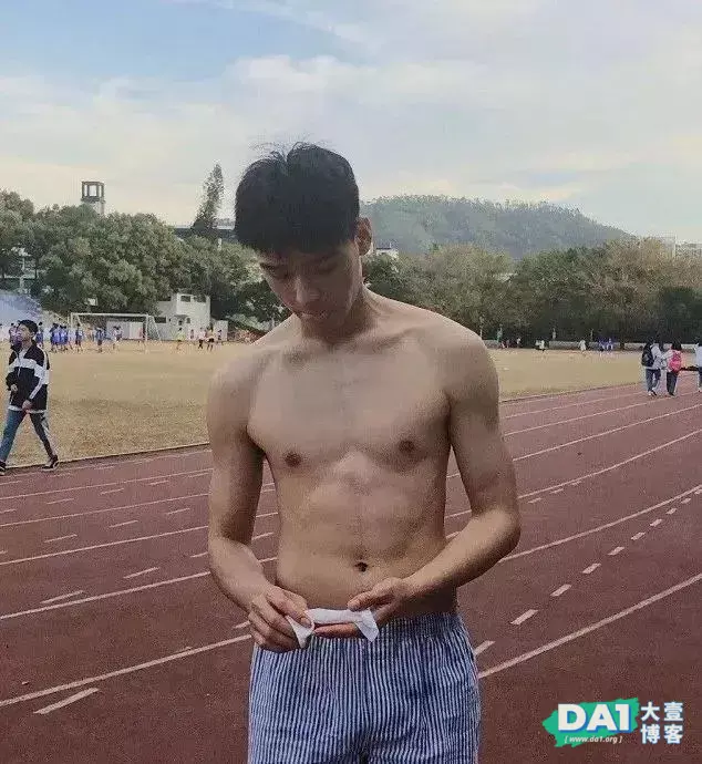 这枚男演员的早期腹肌照曝光,身材也太上头了! 这枚男演员的早期腹肌照曝光,身材也太上头了!