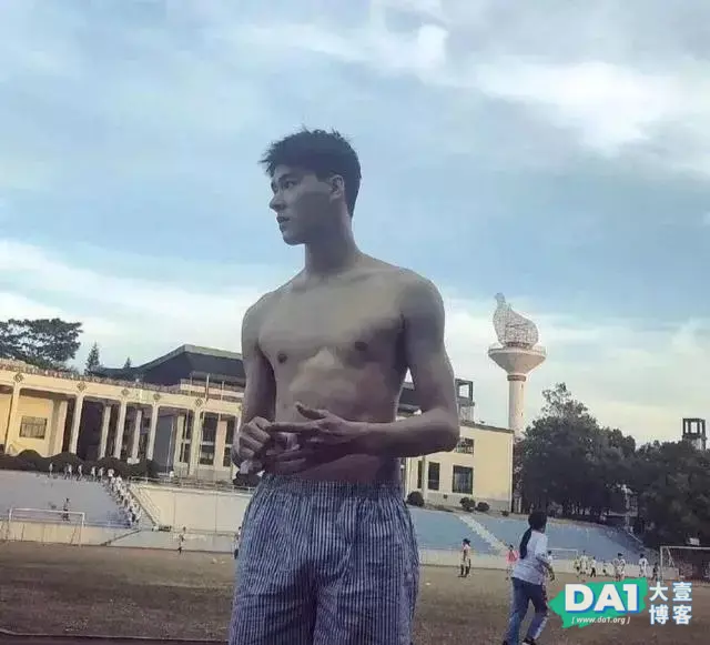 这枚男演员的早期腹肌照曝光,身材也太上头了! 这枚男演员的早期腹肌照曝光,身材也太上头了!