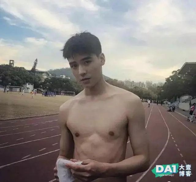 这枚男演员的早期腹肌照曝光,身材也太上头了! 这枚男演员的早期腹肌照曝光,身材也太上头了!