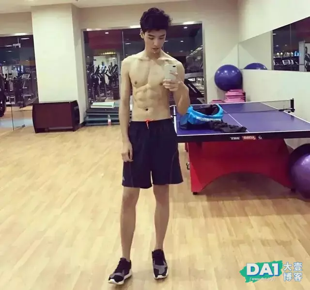 这枚男演员的早期腹肌照曝光,身材也太上头了! 这枚男演员的早期腹肌照曝光,身材也太上头了!
