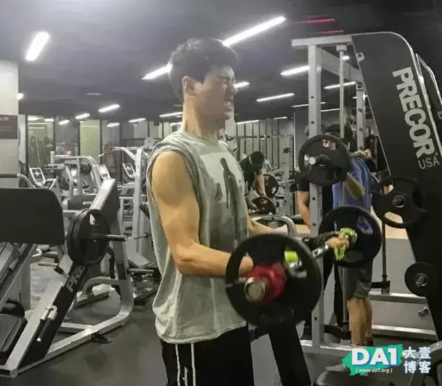 这枚男演员的早期腹肌照曝光,身材也太上头了! 这枚男演员的早期腹肌照曝光,身材也太上头了!