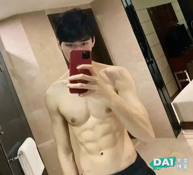这枚男演员的早期腹肌照曝光,身材也太上头了! 这枚男演员的早期腹肌照曝光,身材也太上头了!