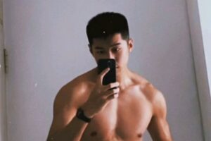 寸头肌肉帅哥的小麦色肌肤有点上头哦-大壹博客