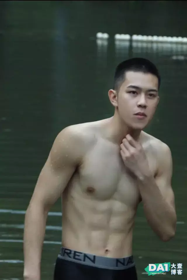 寸头肌肉帅哥在河里游泳的画面也太养眼了 寸头肌肉帅哥在河里游泳的画面也太养眼了