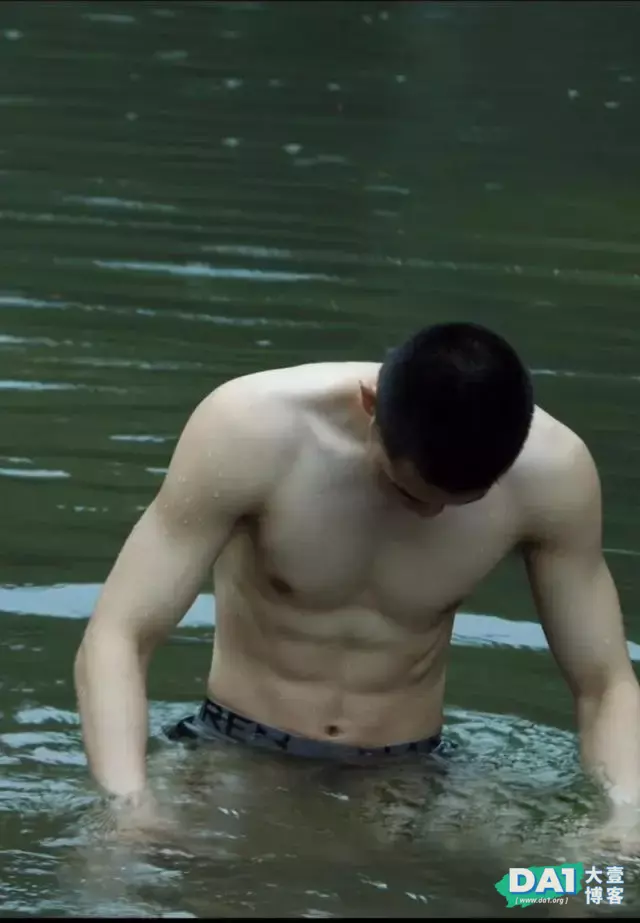 寸头肌肉帅哥在河里游泳的画面也太养眼了 寸头肌肉帅哥在河里游泳的画面也太养眼了