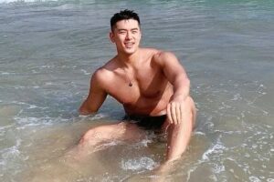 这枚海边大秀好身材的肌肉“熟男”，我太可以了-大壹博客