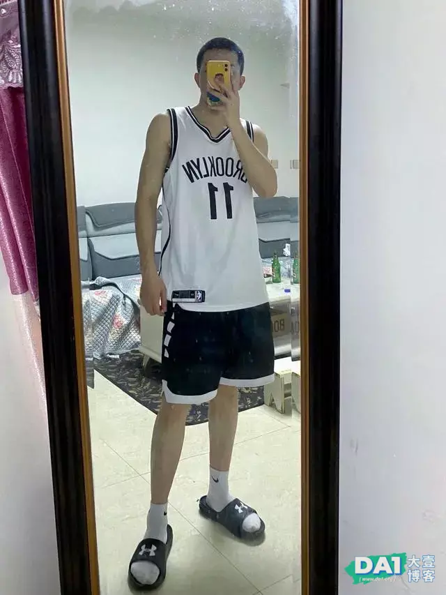 寸头肌肉帅哥在河里游泳的画面也太养眼了 寸头肌肉帅哥在河里游泳的画面也太养眼了