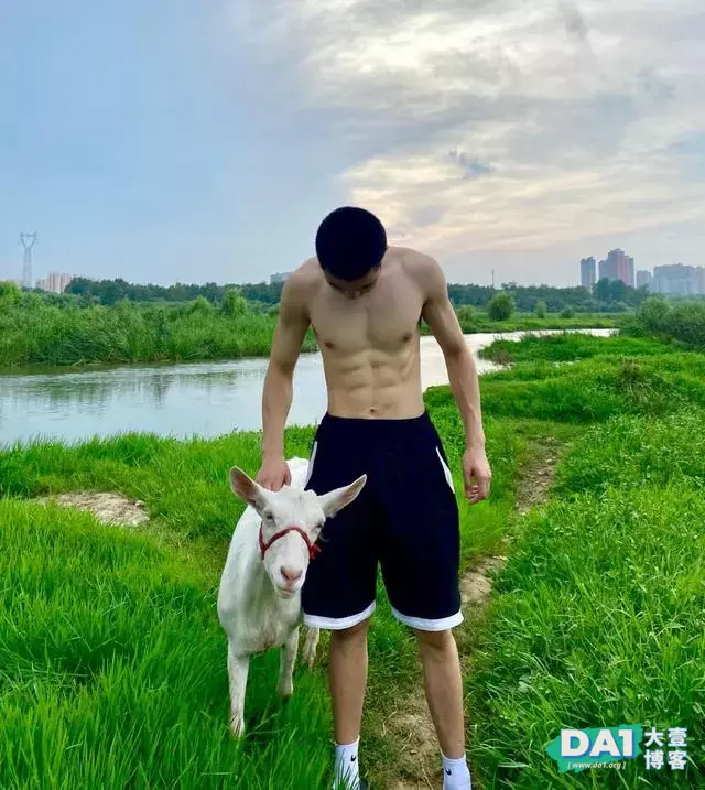 寸头肌肉帅哥在河里游泳的画面也太养眼了 寸头肌肉帅哥在河里游泳的画面也太养眼了