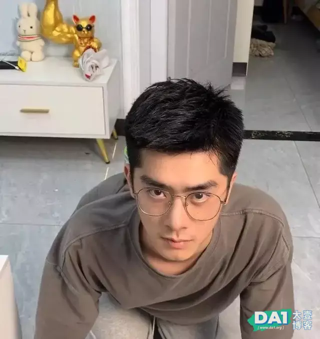 这枚爱做家务的鲜肉帅哥有点可爱哦 这枚爱做家务的鲜肉帅哥有点可爱哦