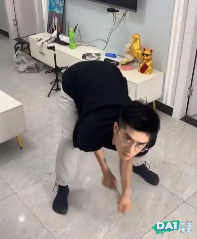 这枚爱做家务的鲜肉帅哥有点可爱哦 这枚爱做家务的鲜肉帅哥有点可爱哦