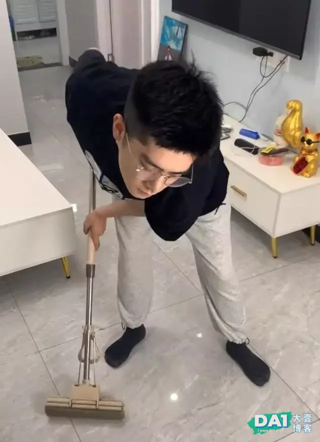 这枚爱做家务的鲜肉帅哥有点可爱哦 这枚爱做家务的鲜肉帅哥有点可爱哦