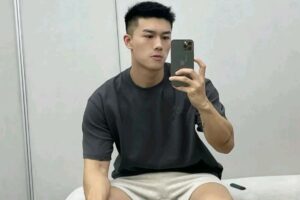 浓眉大眼肌肉小哥更衣室自拍,网友:我太可以了!-大壹博客