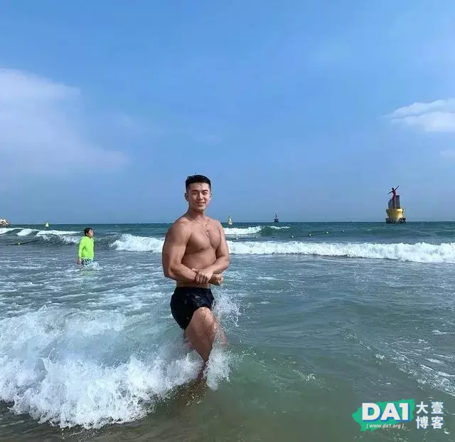 这枚海边大秀好身材的肌肉“熟男”,我太可以了 这枚海边大秀好身材的肌肉“熟男”,我太可以了