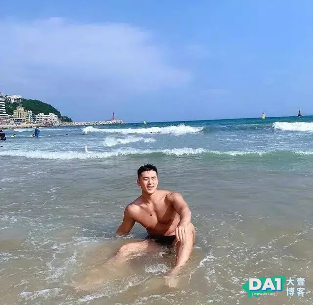 这枚海边大秀好身材的肌肉“熟男”,我太可以了 这枚海边大秀好身材的肌肉“熟男”,我太可以了