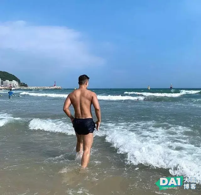 这枚海边大秀好身材的肌肉“熟男”,我太可以了 这枚海边大秀好身材的肌肉“熟男”,我太可以了