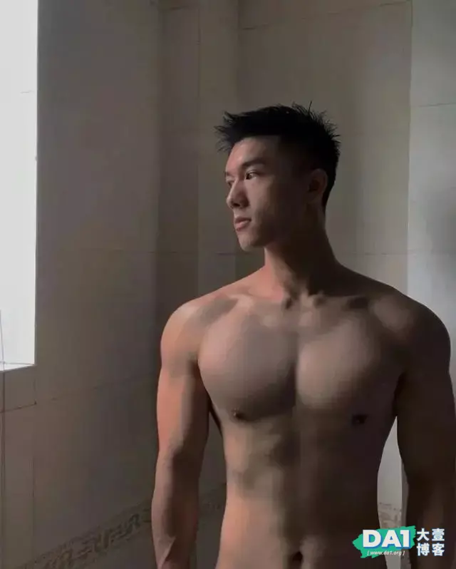 浓眉大眼肌肉小哥更衣室自拍,网友:我太可以了! 浓眉大眼肌肉小哥更衣室自拍,网友:我太可以了!