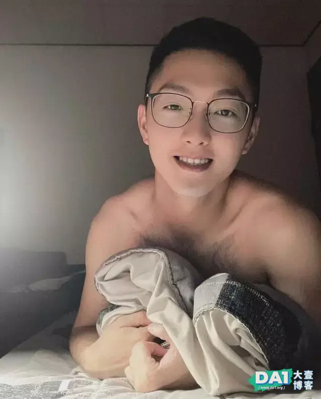 胸毛旺盛的斯文帅哥,很上头哦 胸毛旺盛的斯文帅哥,很上头哦