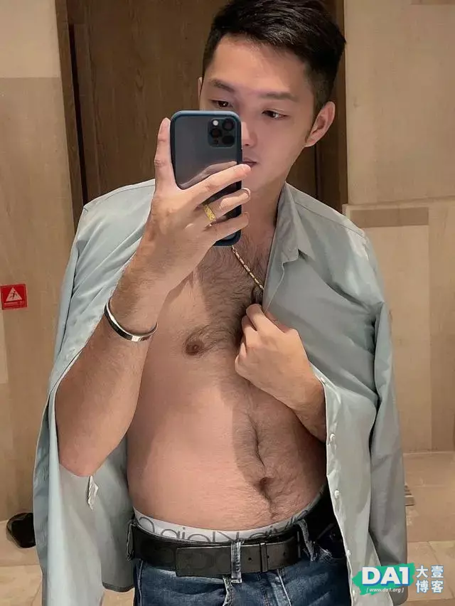 胸毛旺盛的斯文帅哥,很上头哦 胸毛旺盛的斯文帅哥,很上头哦