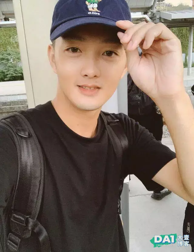 胸毛旺盛的斯文帅哥,很上头哦 胸毛旺盛的斯文帅哥,很上头哦