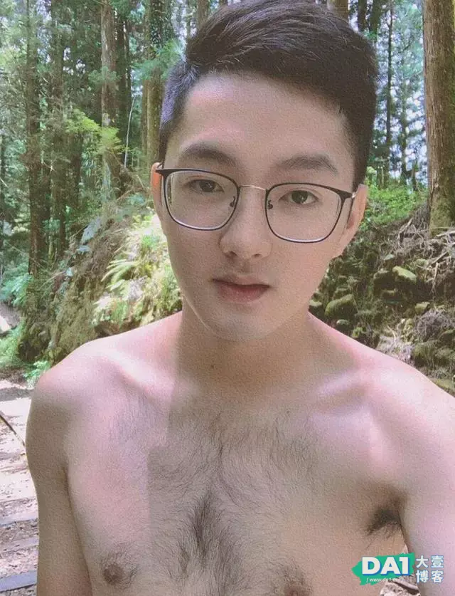 胸毛旺盛的斯文帅哥,很上头哦 胸毛旺盛的斯文帅哥,很上头哦