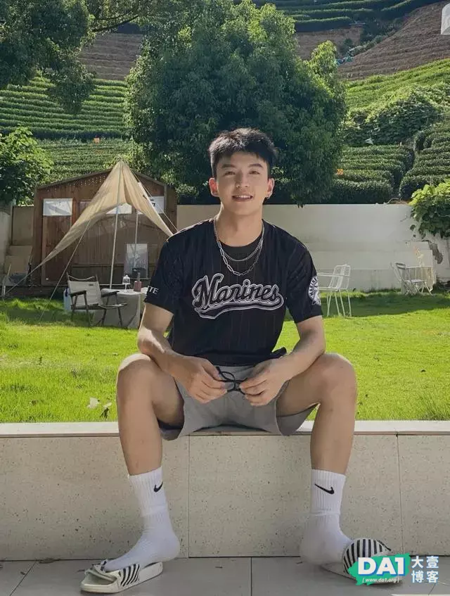 阳光大男孩变身“禁欲系”白袜小奶狗 阳光大男孩变身“禁欲系”白袜小奶狗