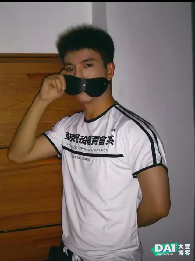 阳光大男孩变身“禁欲系”白袜小奶狗 阳光大男孩变身“禁欲系”白袜小奶狗
