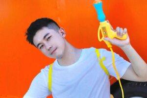 这枚爱玩“水枪”的可爱大男孩有点上头哦-大壹博客