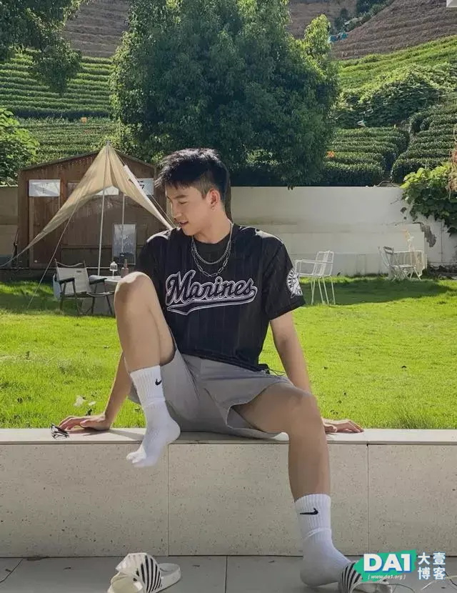 阳光大男孩变身“禁欲系”白袜小奶狗 阳光大男孩变身“禁欲系”白袜小奶狗