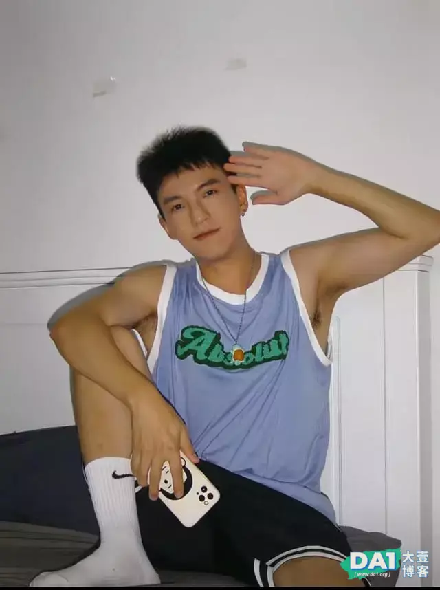 阳光大男孩变身“禁欲系”白袜小奶狗 阳光大男孩变身“禁欲系”白袜小奶狗