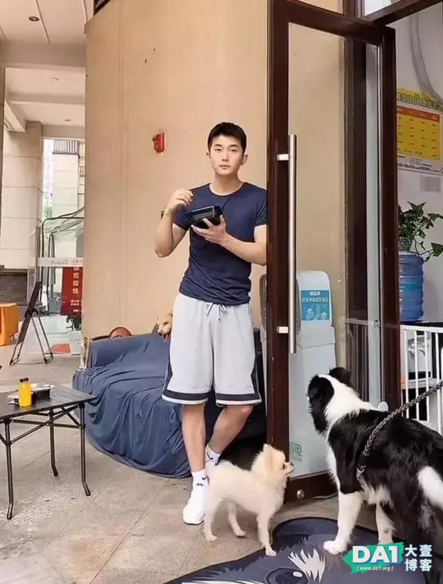 这枚喜欢宠物阳光帅气的大男孩,有点上头哦 这枚喜欢宠物阳光帅气的大男孩,有点上头哦