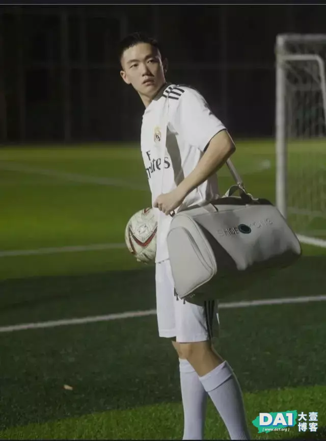 笑容阳光的足球小将,看起来很阳光哦 笑容阳光的足球小将,看起来很阳光哦
