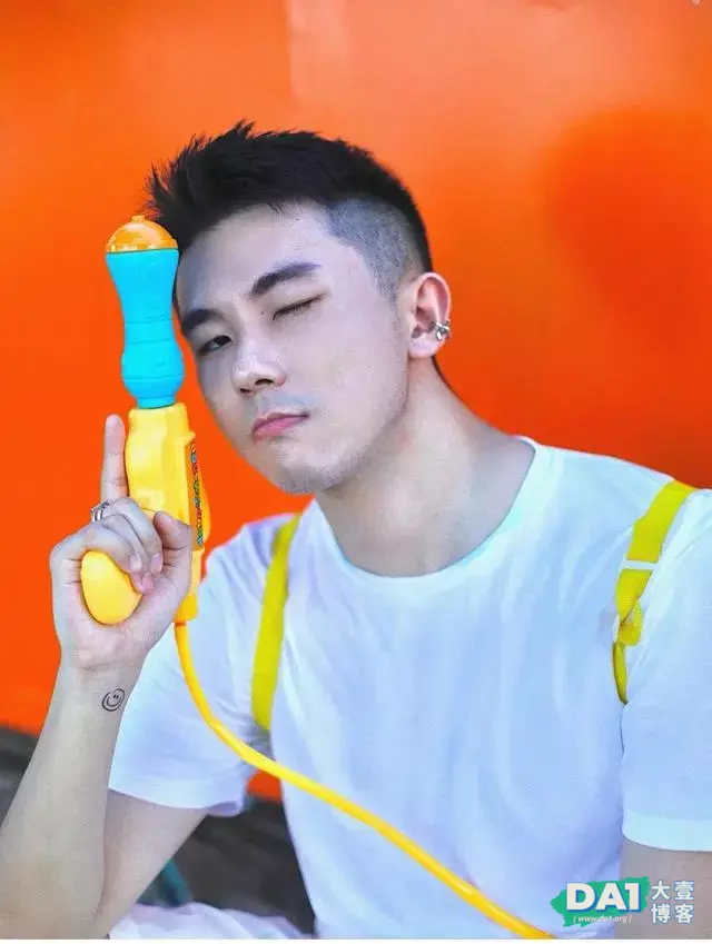 这枚爱玩“水枪”的可爱大男孩有点上头哦 这枚爱玩“水枪”的可爱大男孩有点上头哦