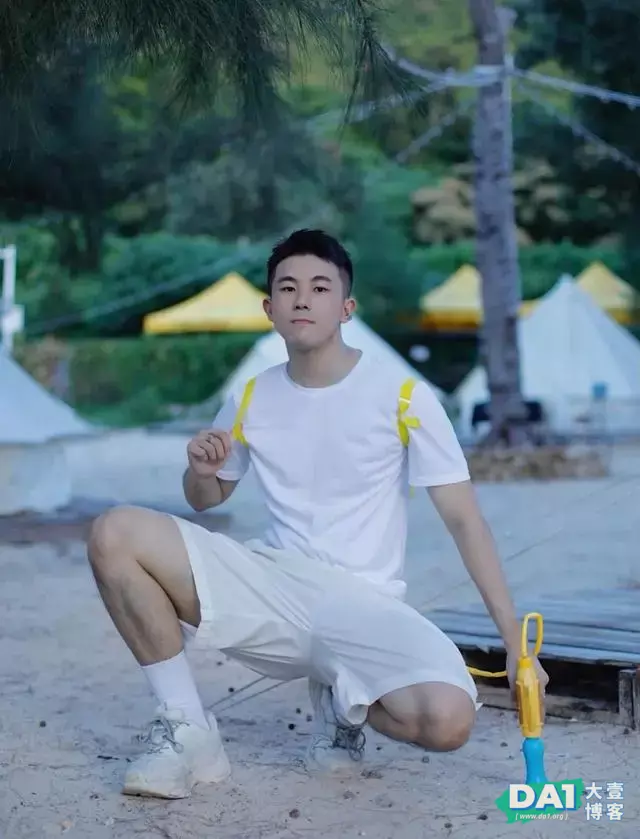 这枚爱玩“水枪”的可爱大男孩有点上头哦 这枚爱玩“水枪”的可爱大男孩有点上头哦