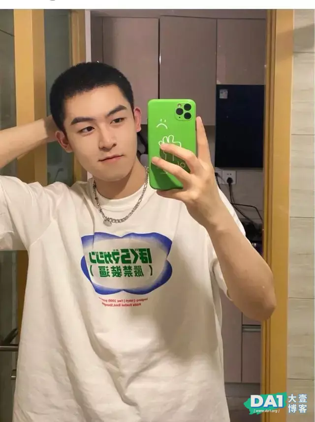 清爽帅气的寸头鲜肉帅哥,很养眼哦 清爽帅气的寸头鲜肉帅哥,很养眼哦