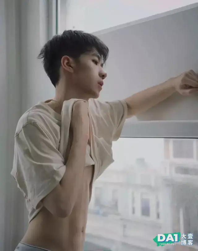 唇红齿白的18岁白袜鲜肉帅哥大秀撩人好身材 唇红齿白的18岁白袜鲜肉帅哥大秀撩人好身材