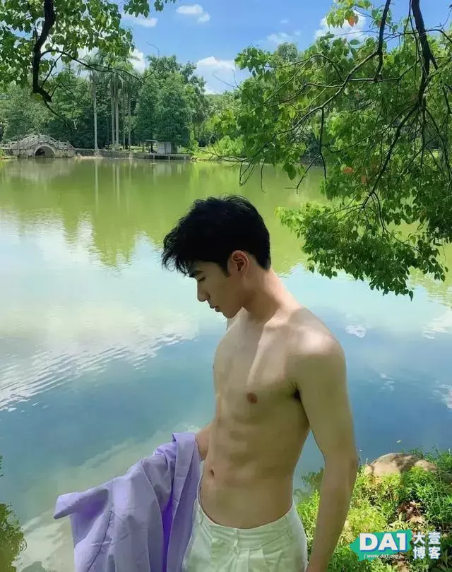 唇红齿白的18岁白袜鲜肉帅哥大秀撩人好身材 唇红齿白的18岁白袜鲜肉帅哥大秀撩人好身材