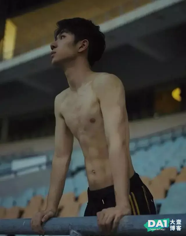 唇红齿白的18岁白袜鲜肉帅哥大秀撩人好身材 唇红齿白的18岁白袜鲜肉帅哥大秀撩人好身材