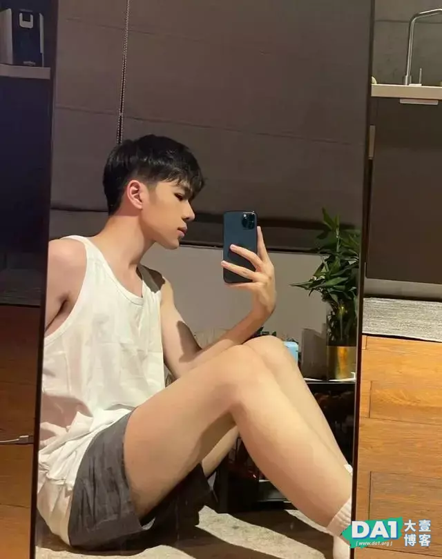 唇红齿白的18岁白袜鲜肉帅哥大秀撩人好身材 唇红齿白的18岁白袜鲜肉帅哥大秀撩人好身材