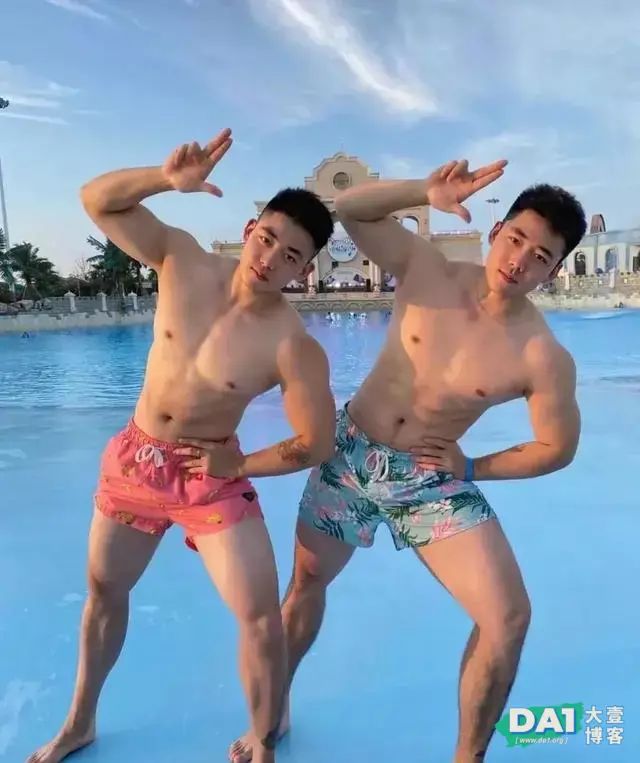 身材壮硕的双胞胎兄弟,你要选哪个做男朋友? 身材壮硕的双胞胎兄弟,你要选哪个做男朋友?
