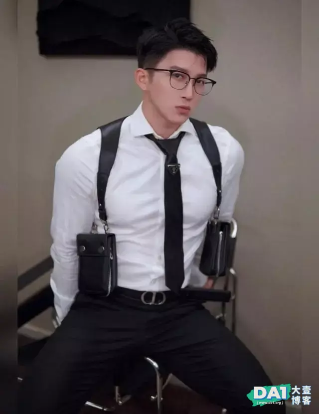 禁欲系白衬衫肌肉帅哥,很上头哦 禁欲系白衬衫肌肉帅哥,很上头哦