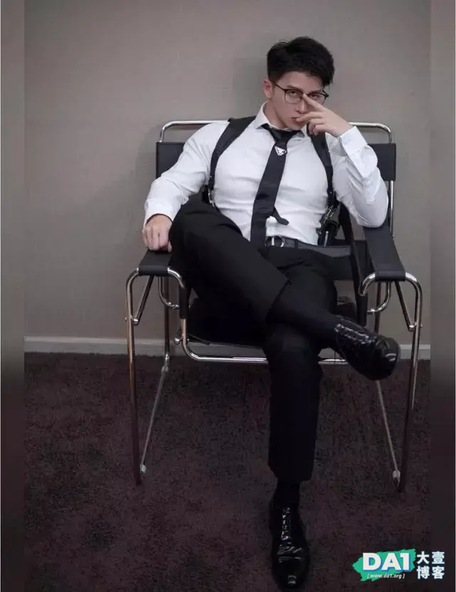 禁欲系白衬衫肌肉帅哥,很上头哦 禁欲系白衬衫肌肉帅哥,很上头哦