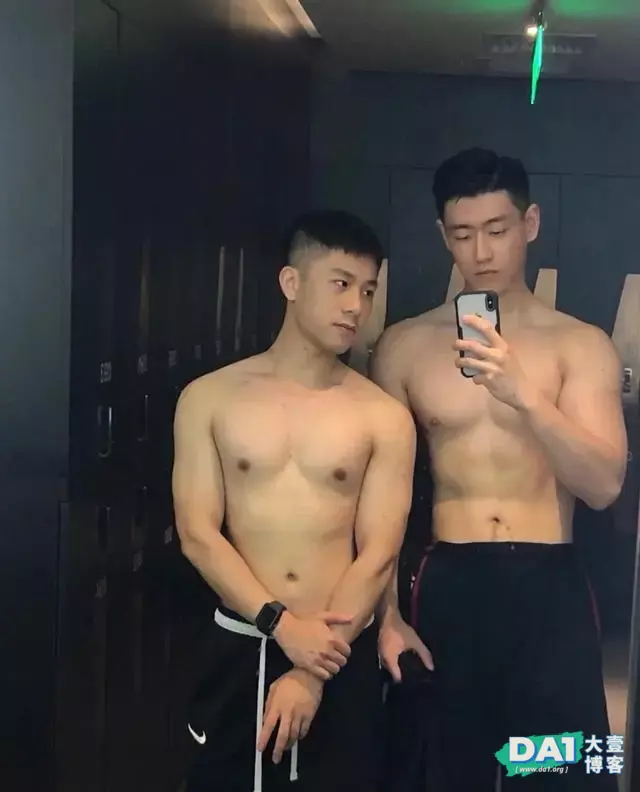 俩个一起健身的高颜值肌肉男在一起的画面太甜了 俩个一起健身的高颜值肌肉男在一起的画面太甜了
