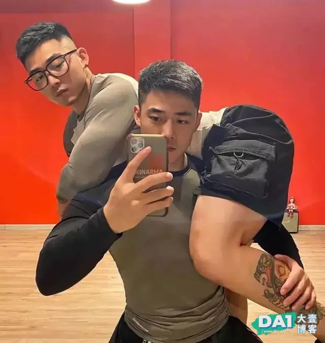 身材壮硕的双胞胎兄弟,你要选哪个做男朋友? 身材壮硕的双胞胎兄弟,你要选哪个做男朋友?