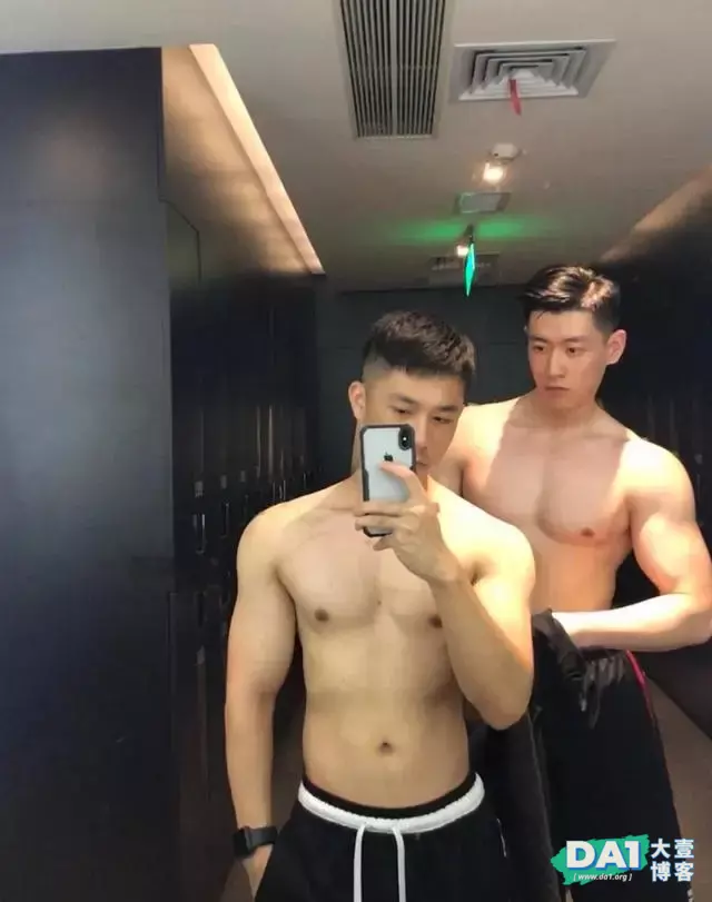 俩个一起健身的高颜值肌肉男在一起的画面太甜了 俩个一起健身的高颜值肌肉男在一起的画面太甜了