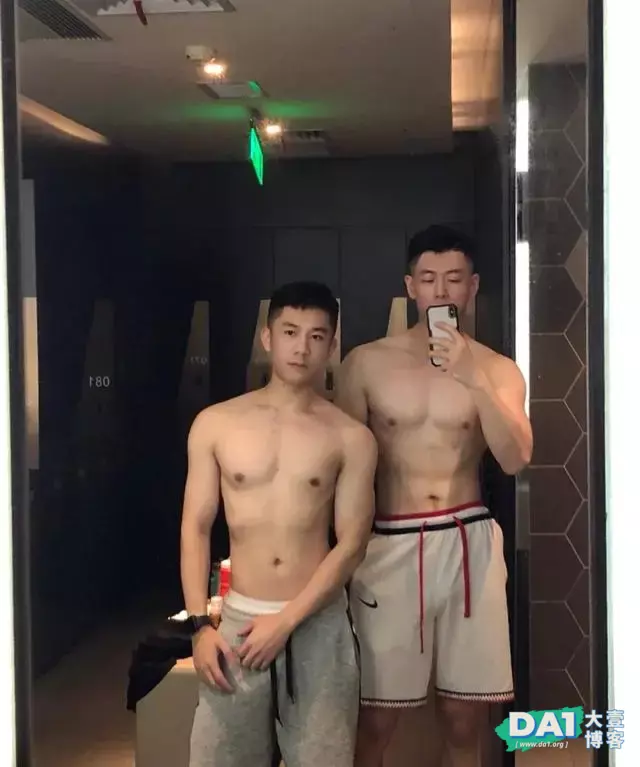 俩个一起健身的高颜值肌肉男在一起的画面太甜了 俩个一起健身的高颜值肌肉男在一起的画面太甜了