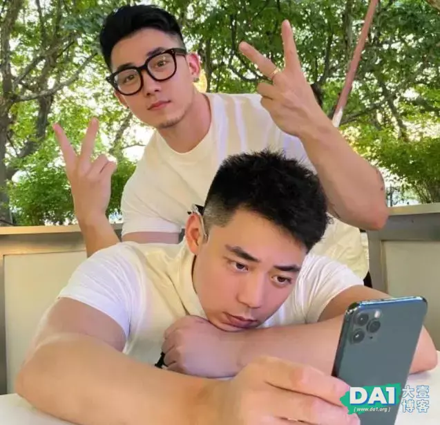 身材壮硕的双胞胎兄弟,你要选哪个做男朋友? 身材壮硕的双胞胎兄弟,你要选哪个做男朋友?